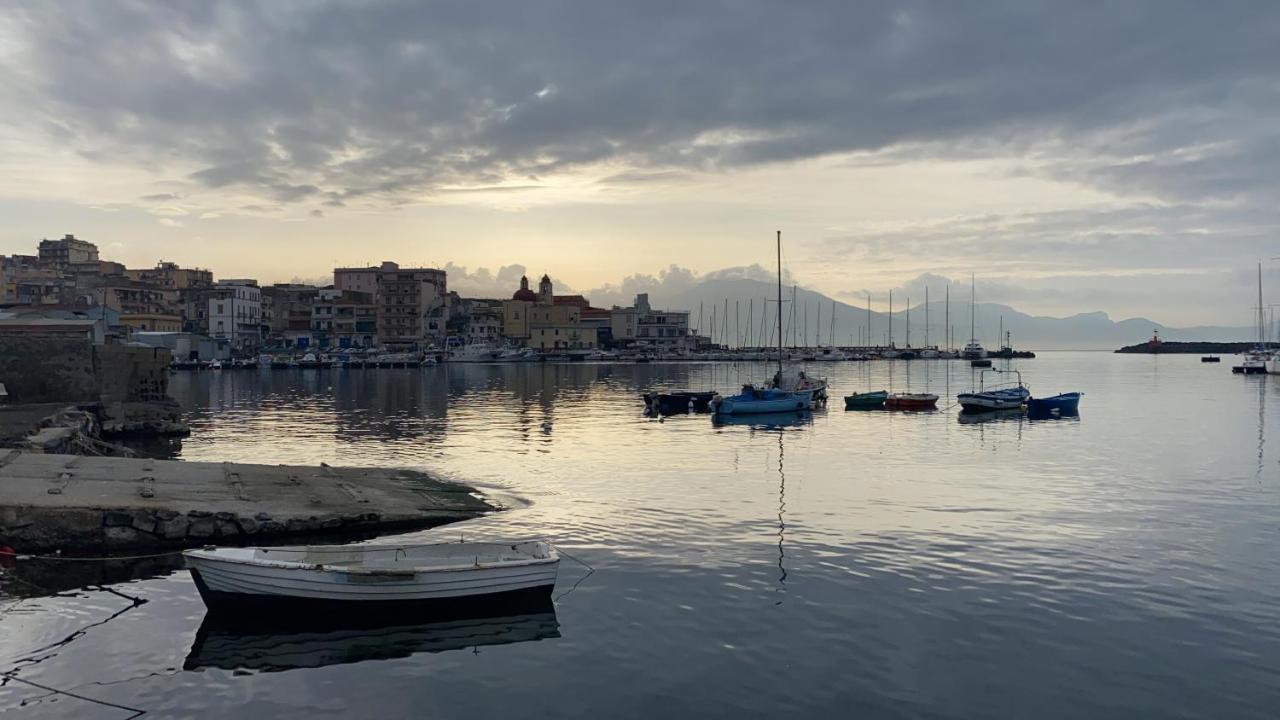 Bed and Breakfast La Via Del Mare Торре-дель-Греко Экстерьер фото